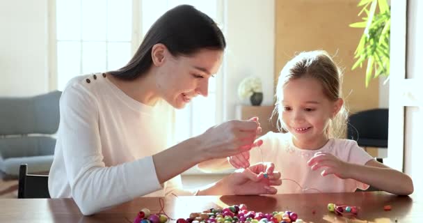 Kindermädchen kreiert handgefertigte Accessoires Armbänder mit kleinen niedlichen Mädchen. — Stockvideo
