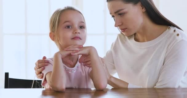 Une jeune mère compatissante qui soutient sa petite fille stressée . — Video