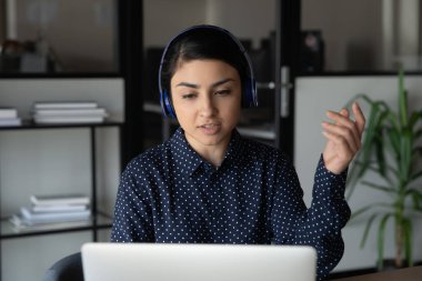 Hintli bayan çalışanın video çağrısı var.