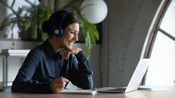 Lachende vrouwelijke werknemer praten op video bellen op de computer — Stockfoto
