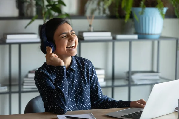 Happy ethnic girl laugh watching webinar on laptop — Stock Photo, Image