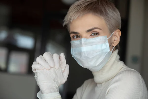 Portrait of young woman in medial protective gear from covid-19 — Stock Photo, Image