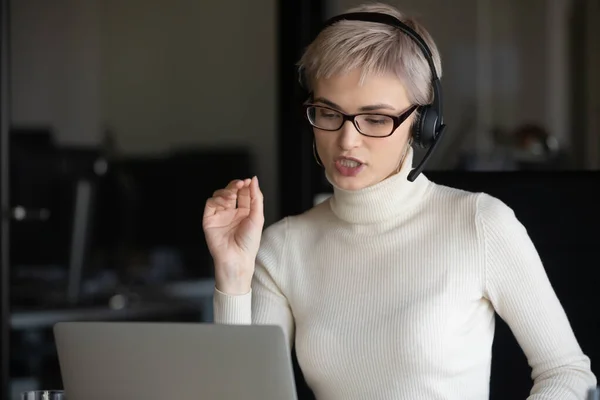 Pengusaha Kaukasia di headset bicara pada panggilan video dengan klien — Stok Foto