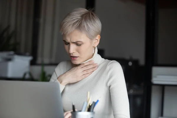 Nezdravé ženy mají koronavirové příznaky na pracovišti — Stock fotografie