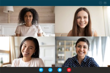 Video uygulama web cam ekranı görüntüsü kullanan çok ırklı bin yıllık kızlar