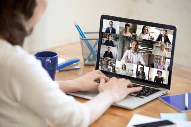 Grup video çağrısında yer alan çeşitli iş adamlarının dizüstü bilgisayar görüntüsü