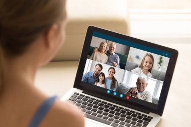 Dizüstü bilgisayar ve video konferans uygulaması kullanarak ailesiyle iletişim kuran kadın