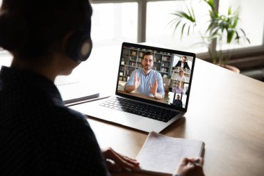 Grup seçimleri sırasında kadınların omuzları üzerinde Pc ekran görünümü