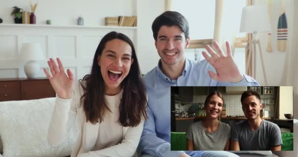 Две молодые семейные пары разговаривают на видео, звоня из дома — стоковое видео