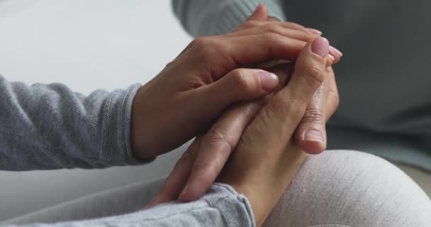 Liefdevolle volwassen dochter ondersteuning van ouderen volwassen mama. — Stockvideo