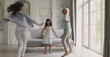 Üç nesildir oturma odasında eğlenen heyecanlı bir aile..