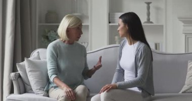 Orta yaşlı bir anne, inatçı bir yetişkin kızı azarlıyor..