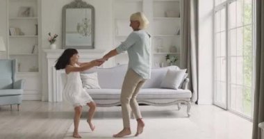 Neşeli farklı nesiller. Aile enerjik müzikle dans ediyor..
