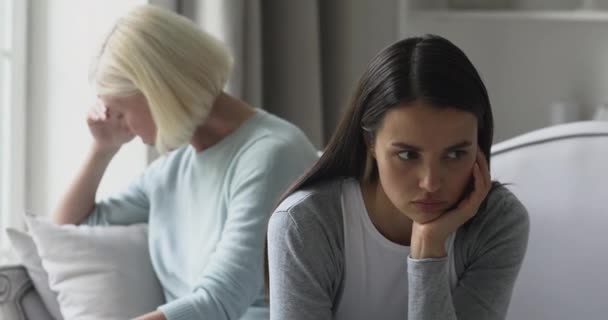 Deprimerade två generationer kvinnor ignorerar varandra efter slagsmål. — Stockvideo