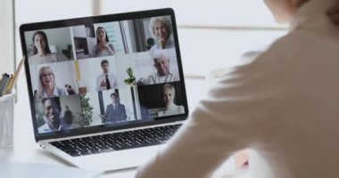 Dizüstü bilgisayarda çalışan video konferansının omuz üstü görüntüsü
