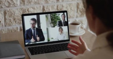 Sanal çevrimiçi toplantıda partnerlerle iletişim kuran kadın uzaktan çalışan