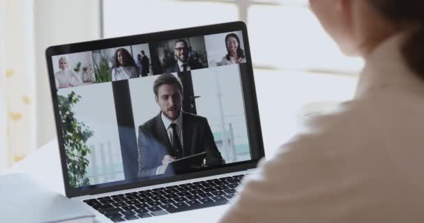 Άντρας αφεντικό βίντεο συνέδριο καλώντας την επιχειρηματική ομάδα στην οθόνη του φορητού υπολογιστή — Αρχείο Βίντεο