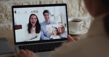 Aile videosu hazırlayan kadının omuz üstü görüntüsü
