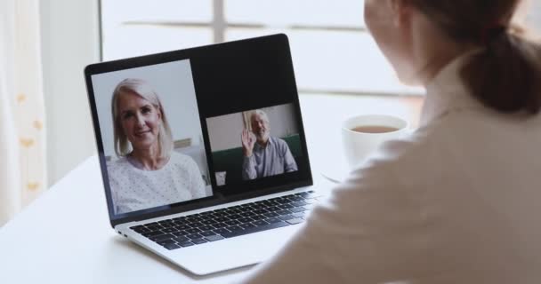 Sur la vue d'épaule de la fille vidéo appelant les parents âgés en ligne — Video