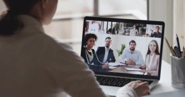 İş kadını video konferansından çok ırklı iş adamlarına webcam üzerinden çağrı