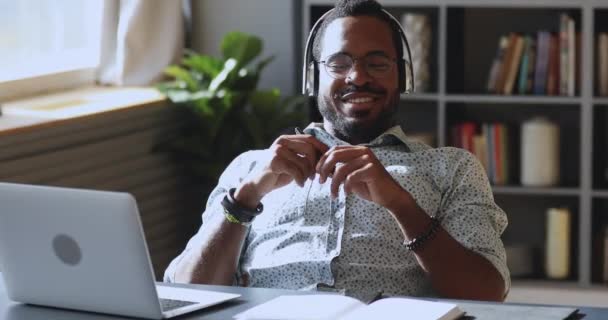 Heureux homme biracial battant le rythme de la musique, se reposant à table . — Video