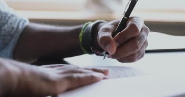 İş adamlarının kapatılması kişisel düzenleyicide günlük görevler yapması.