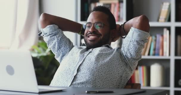 Gelukkig jong Afrikaans amerikaans man ontspannen na afwerking computer project. — Stockvideo