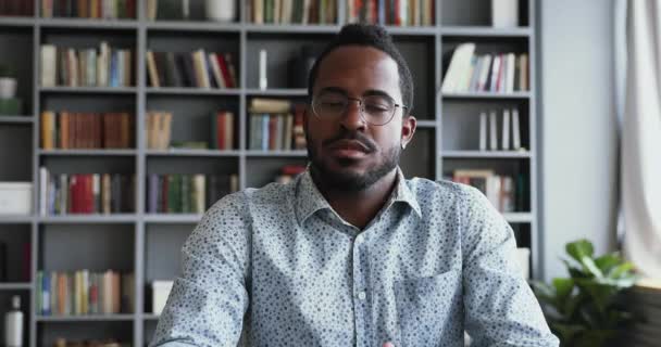 Jovem etnia africana candidato masculino segurando vídeo chamada entrevista de emprego . — Vídeo de Stock