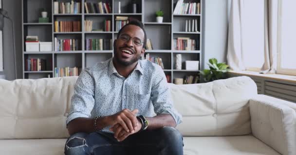 Jovem feliz bonito afro-americano blogueiro masculino gravação de vídeo . — Vídeo de Stock