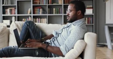 Evden bilgisayarla çalışan çok ırklı zeki bir adam..