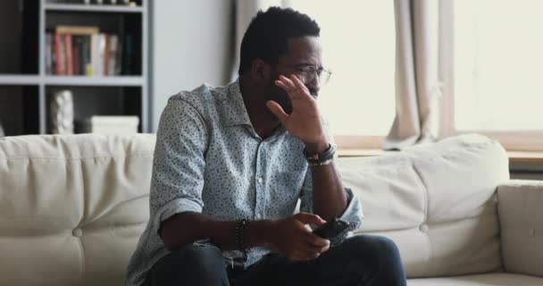 Emocional jovem afro-americano cara assistindo nojento tv filme . — Vídeo de Stock