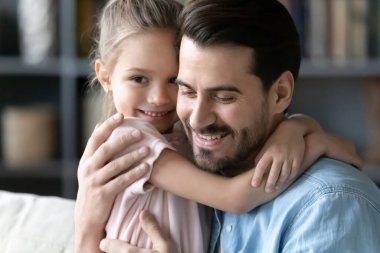 Yakından bakınca küçük kızının genç babasıyla kucaklaşması.