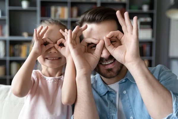 Kleine Tochter mit Vater bastelt mit brillenförmigen Fingern — Stockfoto