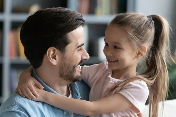 Papá y su hija abrazándose mirándose con amor —  Fotos de Stock