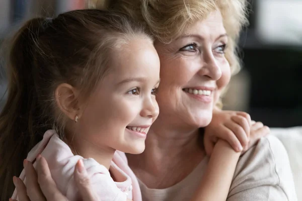 Büyük anne ve küçük torunun kucaklaşması. — Stok fotoğraf