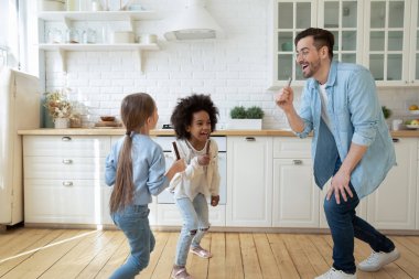 Neşeli genç baba ve küçük kız mutfakta iyi eğlenceler.