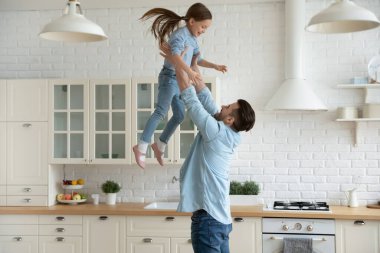 Genç baba heyecanlı küçük kızıyla iyi eğlenceler.