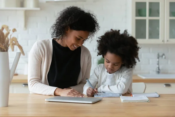 Afro-americano mãe e filha pequena estudar online — Fotografia de Stock