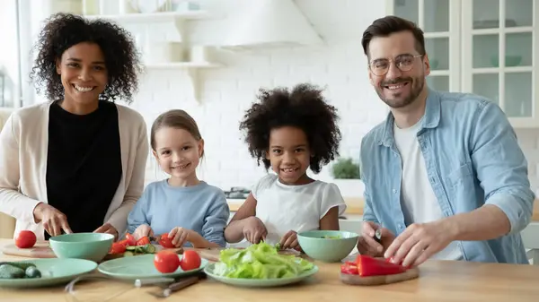 Çocuklarla birlikte yemek pişiren çok ırklı bir ailenin portresi. — Stok fotoğraf