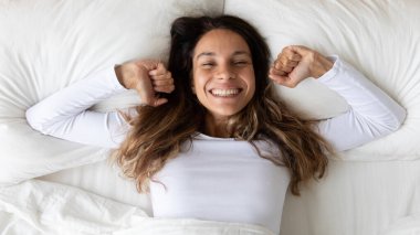 Tepedeki güzel kadın. Sağlıklı gülümsemesi uyandıktan sonra geriliyor.