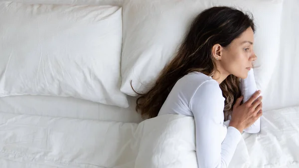 Bovenaanzicht ongelukkige vrouw liggend in bed, zich eenzaam voelen — Stockfoto