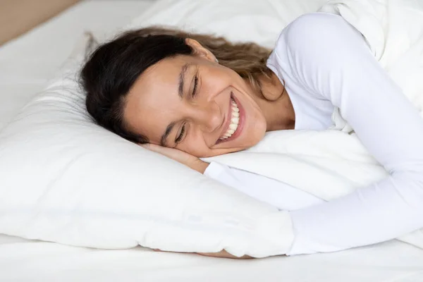 Zblízka šťastná žena se zdravým úsměvem odpočívá v posteli — Stock fotografie