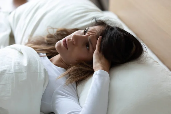 Menutup bahagia wanita menderita insomnia, berbaring di tempat tidur — Stok Foto