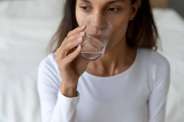 Close up assetato bella ragazza bere acqua minerale pura — Foto Stock