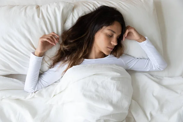 Top melihat wanita muda yang tulus tidur di tempat tidur yang nyaman — Stok Foto