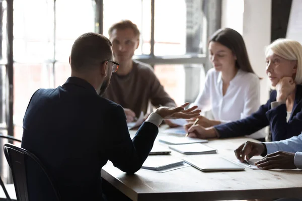 Man werknemer praten brainstorm met diverse collega 's op vergadering — Stockfoto