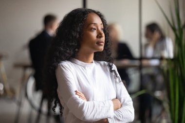 Dalgın melez kadın, uzaktan bakıp sorunların çözümünü düşünüyor.