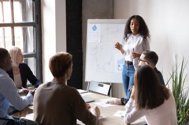Çift ırklı kadın konuşmacı iş projesini ters çizelgede sunar