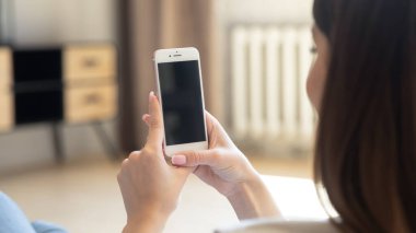 Mobil cihaz tutan genç bayanın akıllı telefon ekranını çalıştır.