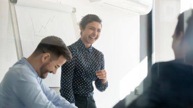 Şirket koçu Hintli kadın şaka yapıyor. İş eğitimi sırasında gülüyor.